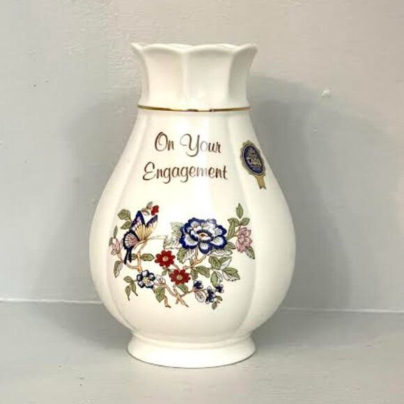A Beautiful Vintage Royal Tara  Bone China Vase Wedding White Floral Ireland - Picture 2 of 10